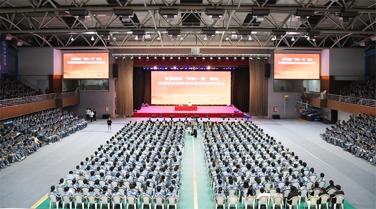 【<雷锋>杂志微平台】黄海新生：这堂课穿越时代，硬核又精彩！