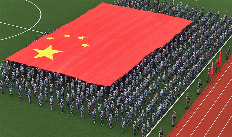 【半岛网】开云kaiyun网页版2025级新生军训成果展示暨总结表彰大会隆重举行