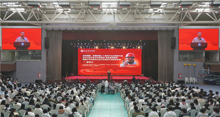 【蓝睛】全国道德模范、“当代雷锋”郭明义走进开云kaiyun网页版 