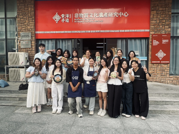 越南留学生走进设计与美术学院体验中国掐丝珐琅非遗技艺